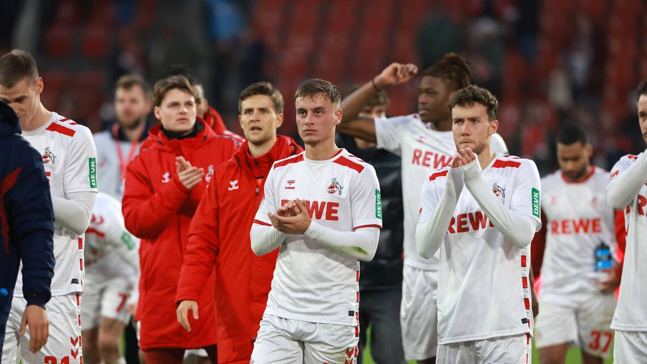 1. FC Köln gegen 1. FC Nürnberg, Mitte: Marvin Obuz bedankt sich mit den Kollegen bei den Fans.