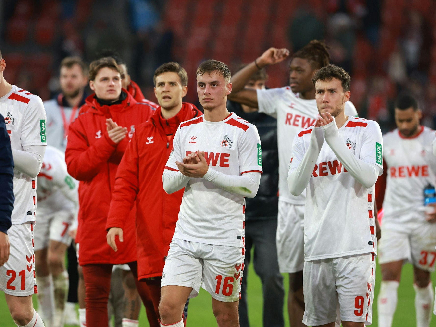 1. FC Köln gegen 1. FC Nürnberg, Mitte: Marvin Obuz bedankt sich mit den Kollegen bei den Fans.