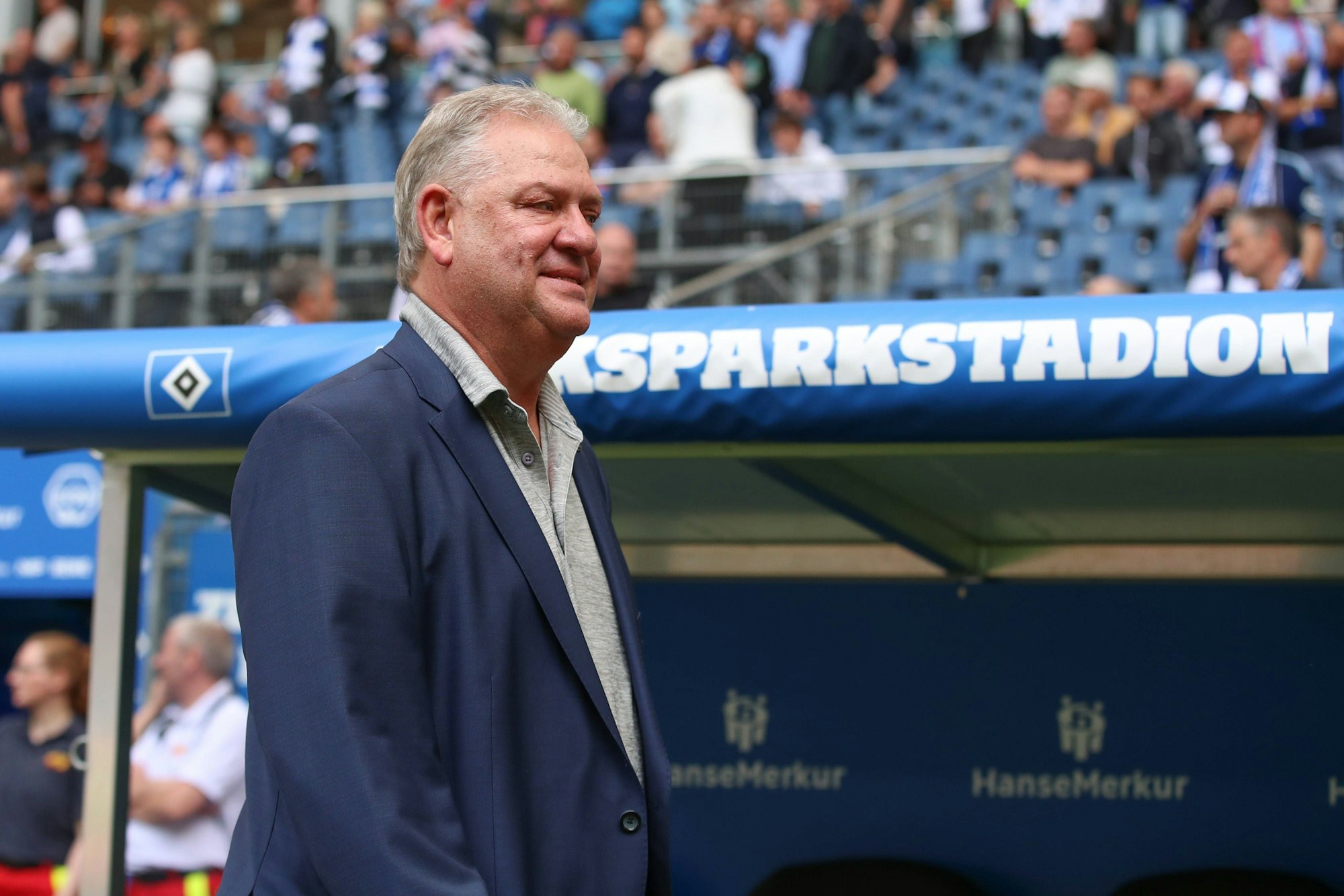 Frank Pagelsdorf steht im Volksparkstadion.