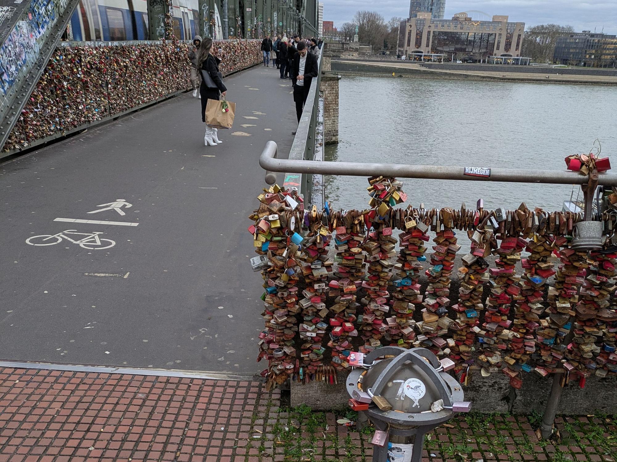 Liebesschlösser am Geländer der Hohenzollernbrücke