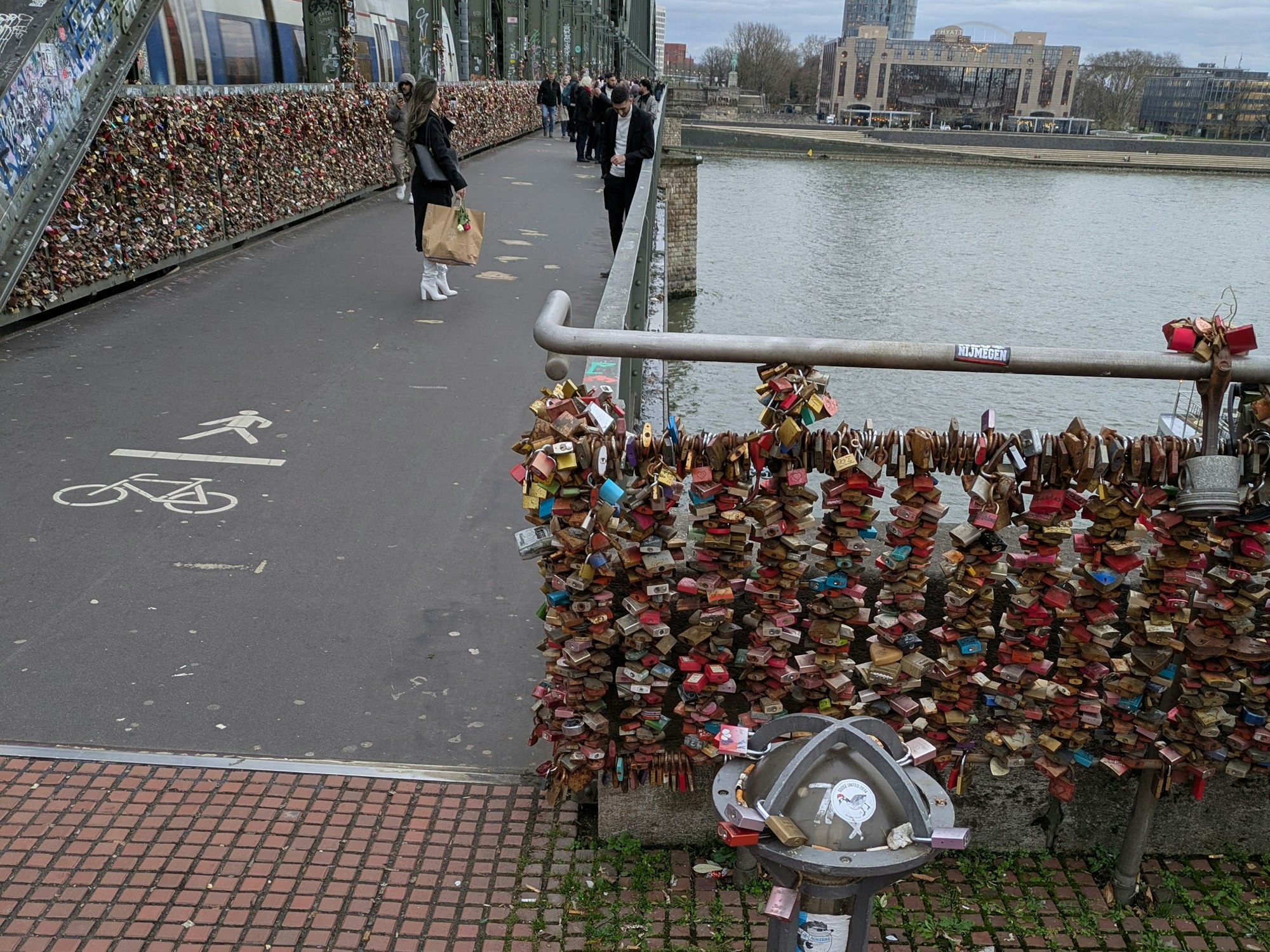 Liebesschlösser am Geländer der Hohenzollernbrücke