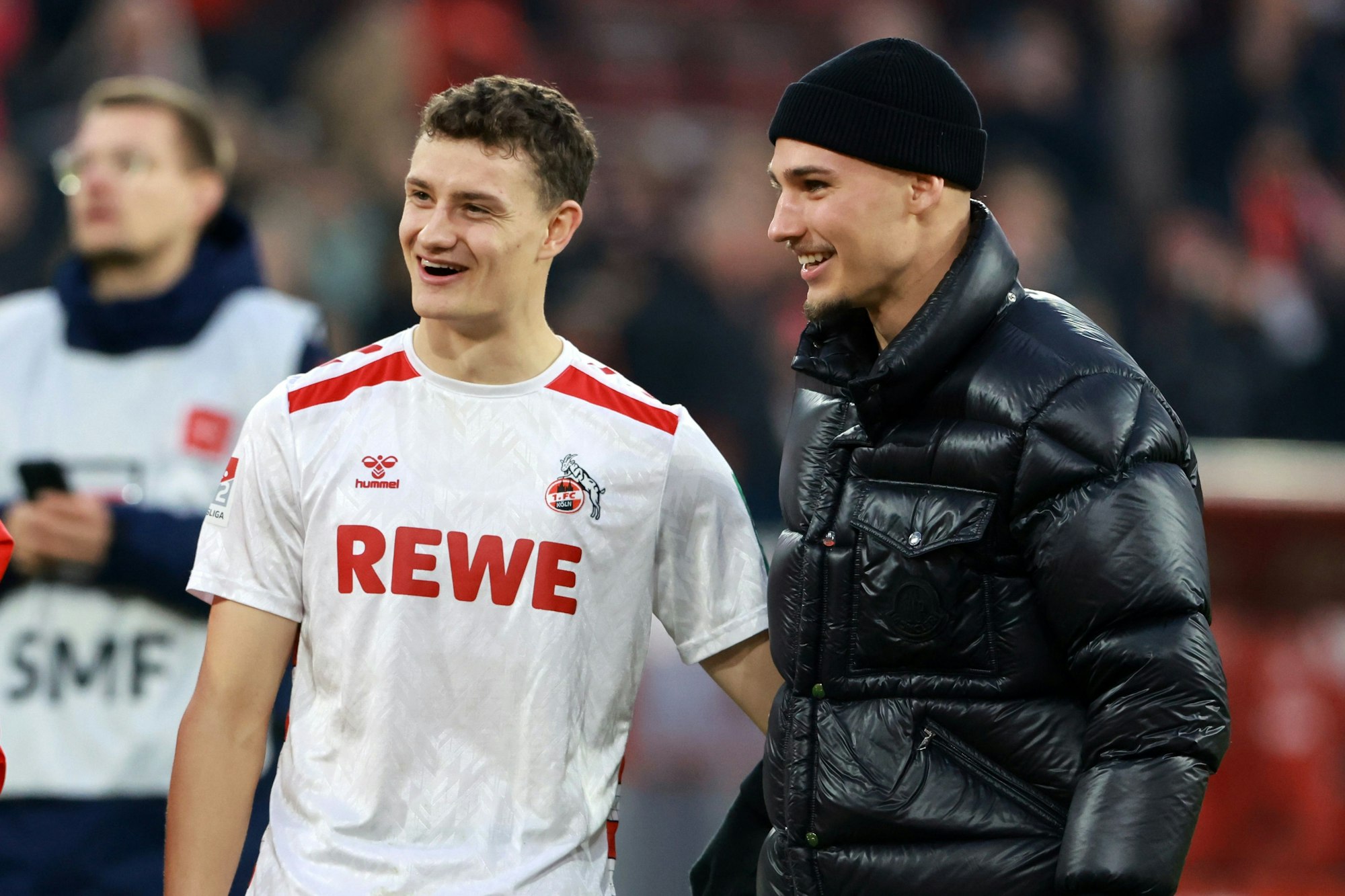 Tim Lemperle spricht beim Spiel gegen Nürnberg mit Eric Martel.