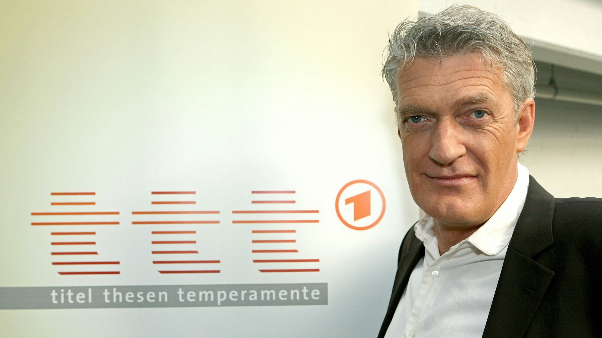 Der Fernsehmoderator Dieter Moor steht am 26. Oktober 2007 im Stilwerk in Hamburg vor dem Logo der ARD-Sendung „ttt - Titel Thesen Temperamente“.