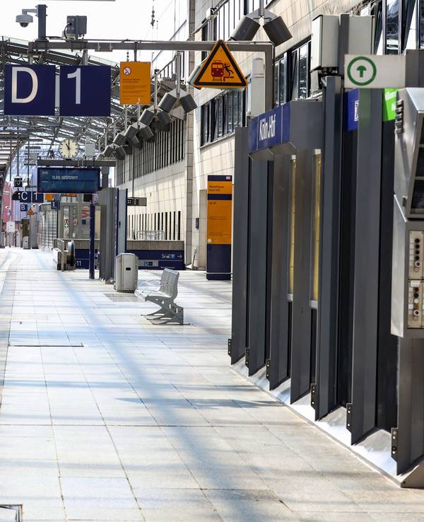 Blick auf einen leeren Gleisbereich im Kölner Hauptbahnhof.
