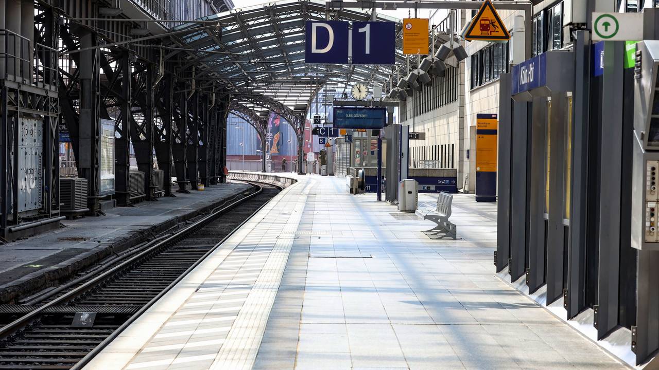 Blick auf einen leeren Gleisbereich im Kölner Hauptbahnhof.