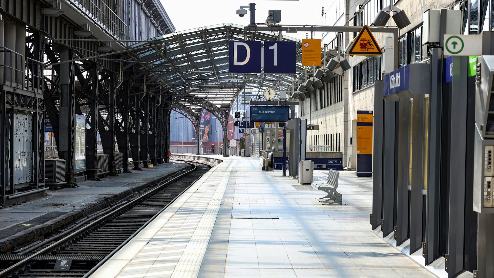 Blick auf einen leeren Gleisbereich im Kölner Hauptbahnhof.