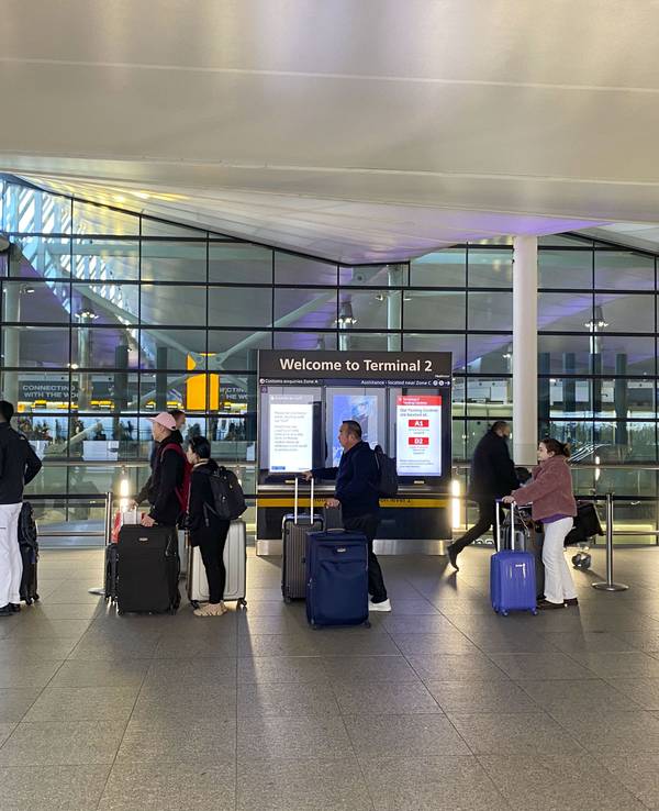 Passagiere checken im Terminal 2 des Flughafens Heathrow im Westen Londons ein.