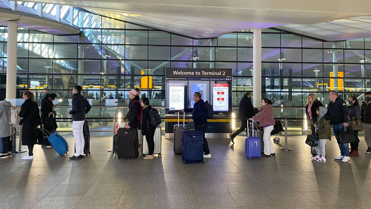 Passagiere checken im Terminal 2 des Flughafens Heathrow im Westen Londons ein.