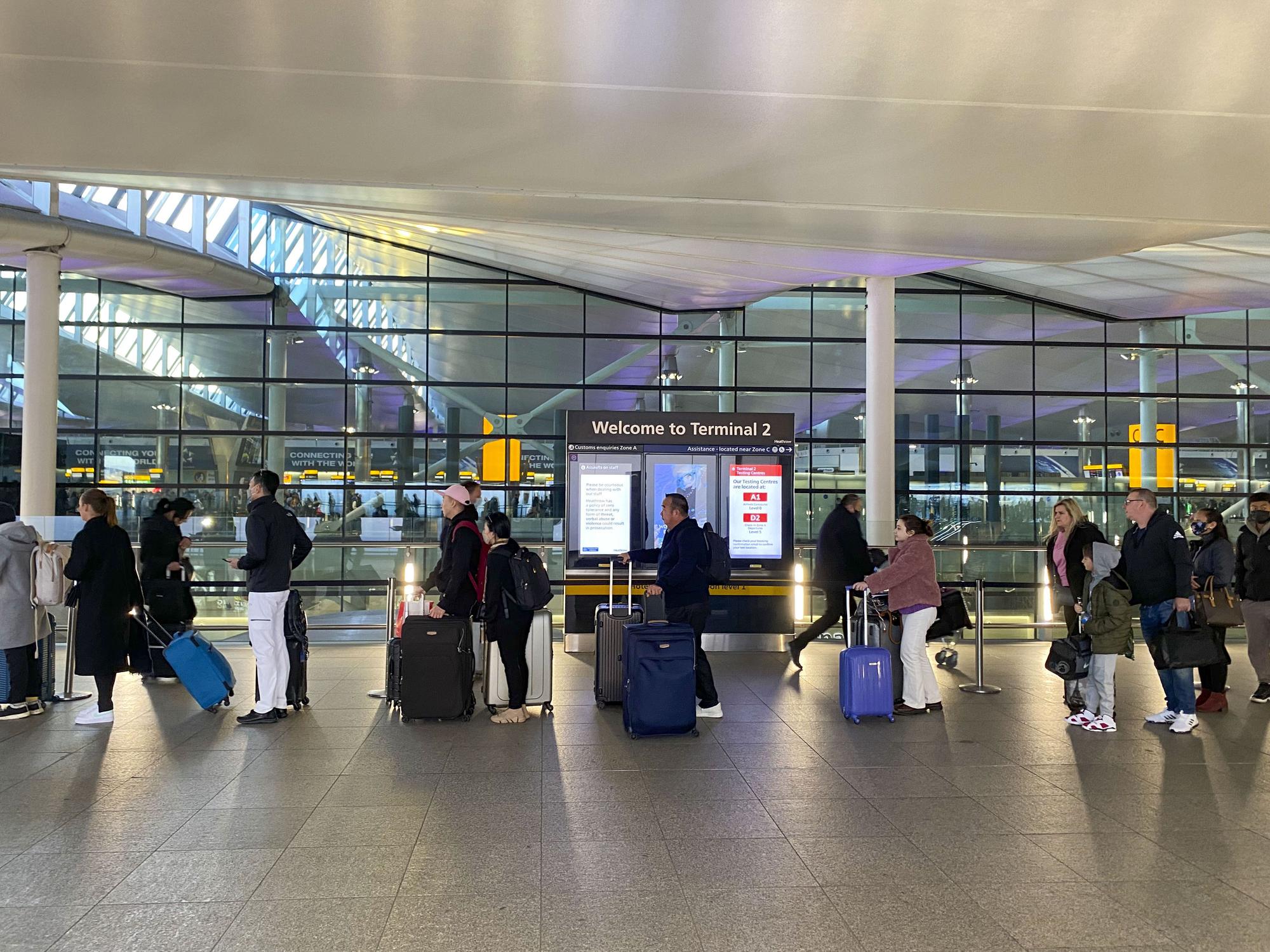 Passagiere checken im Terminal 2 des Flughafens Heathrow im Westen Londons ein.