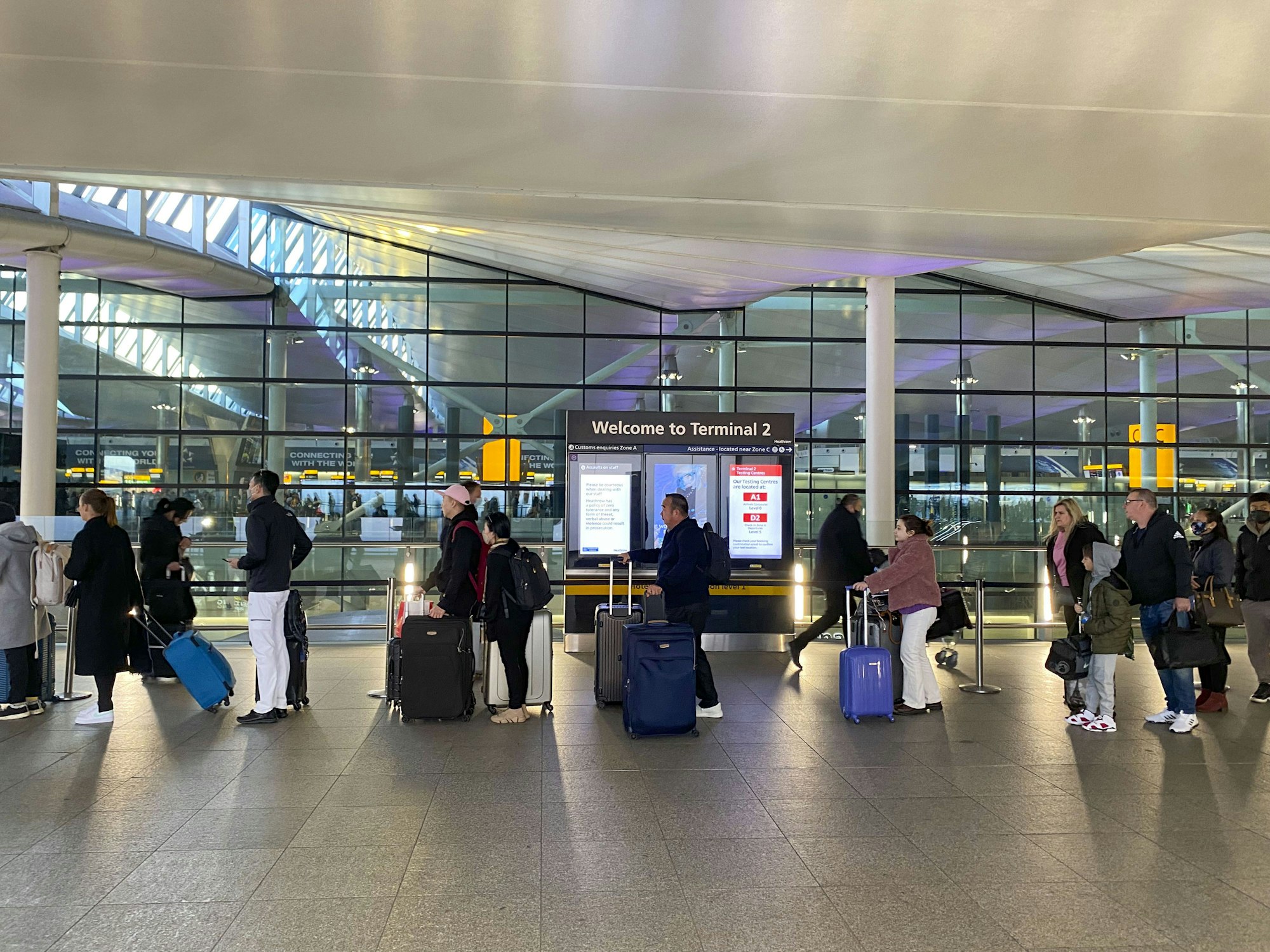 Passagiere checken im Terminal 2 des Flughafens Heathrow im Westen Londons ein.