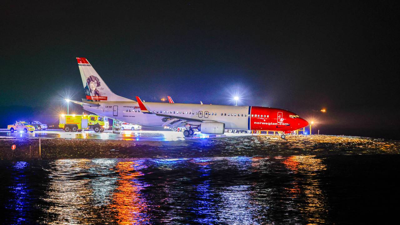 Ein Flugzeug der Norwegian Airline rutschte bei der Landung am 19. Dezember 2024 in Molde beinahe in den Fjord.