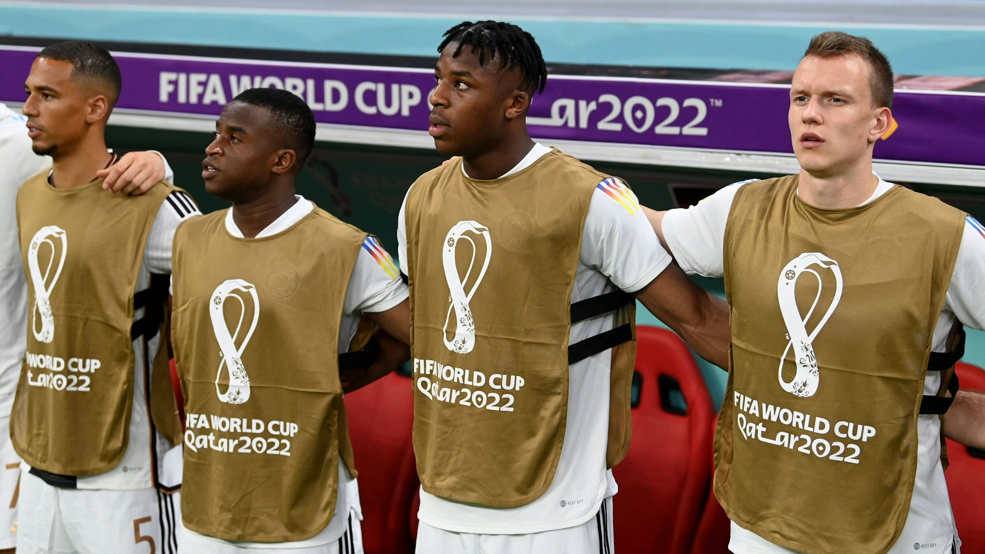 Von links nach rechts: Thilo Kehrer, Youssoufa Moukoko, Armel Bella-Kotchap und Lukas Klostermann bei der Nationalhymne.