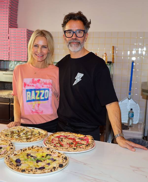 Verena Malta und Ingo Noack stehen an der Theke ihrer Pizzeria, vor ihnen einige vegane Pizzen.