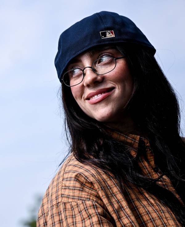 Billie Eilish lächelt bei ihrem Berlinbesuch.