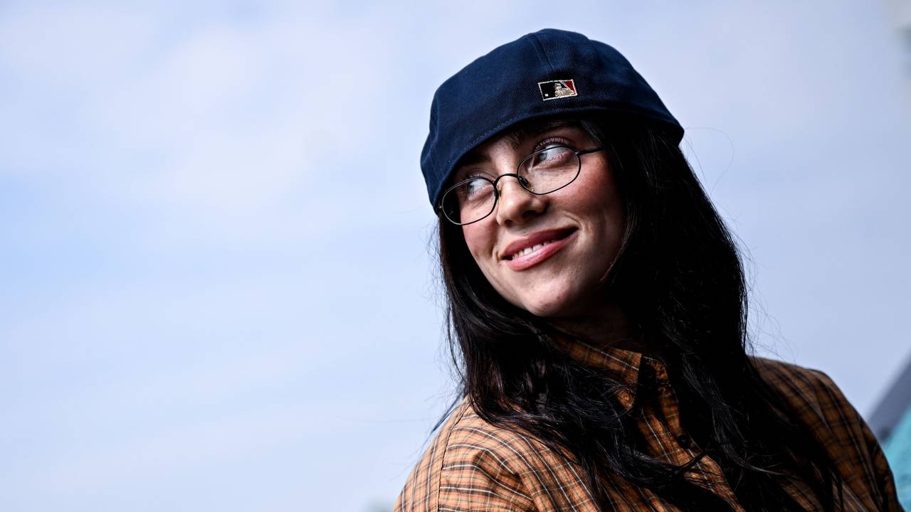 Billie Eilish lächelt bei ihrem Berlinbesuch.
