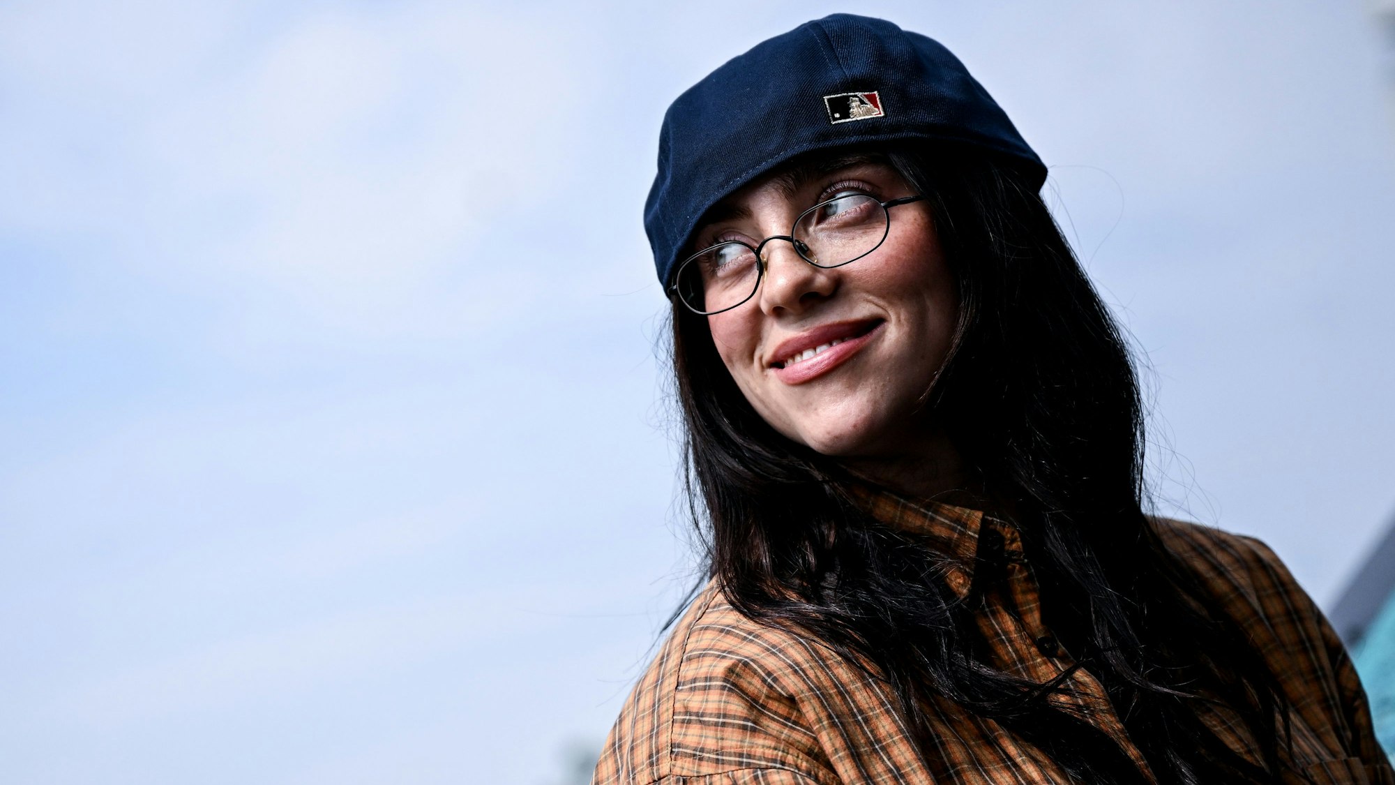 Billie Eilish lächelt bei ihrem Berlinbesuch.