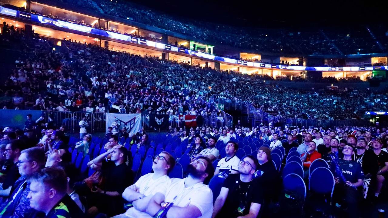 Zuschauerinnen und Zuschauer in der Lanxess-Arena schauen in Richtung der Bühne.