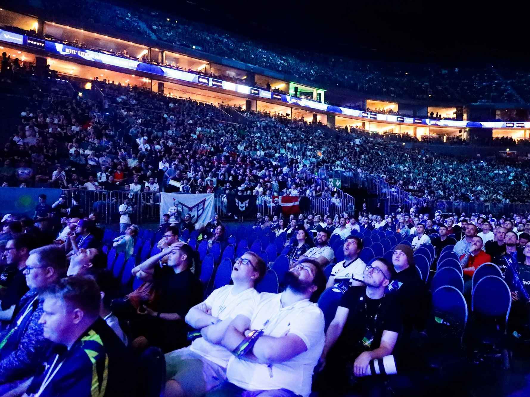 Zuschauerinnen und Zuschauer in der Lanxess-Arena schauen in Richtung der Bühne.