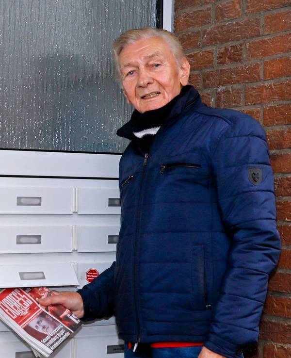 Marian Opala am Briefkasten.