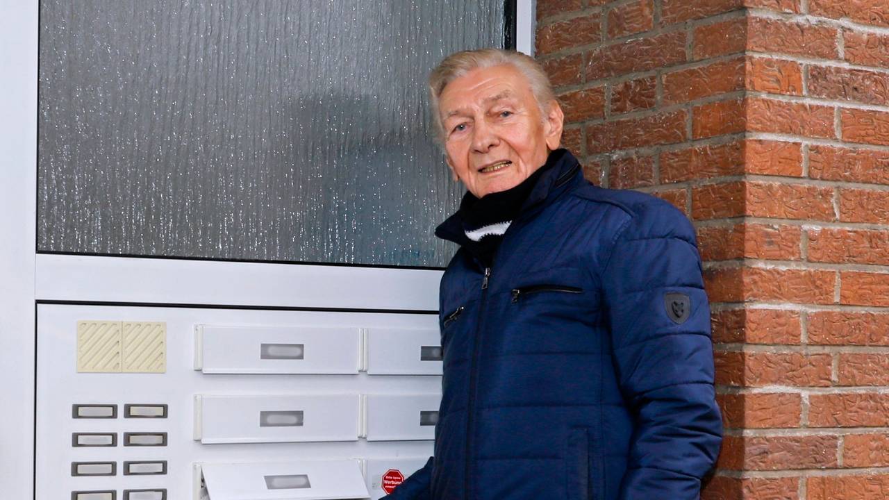 Marian Opala am Briefkasten.