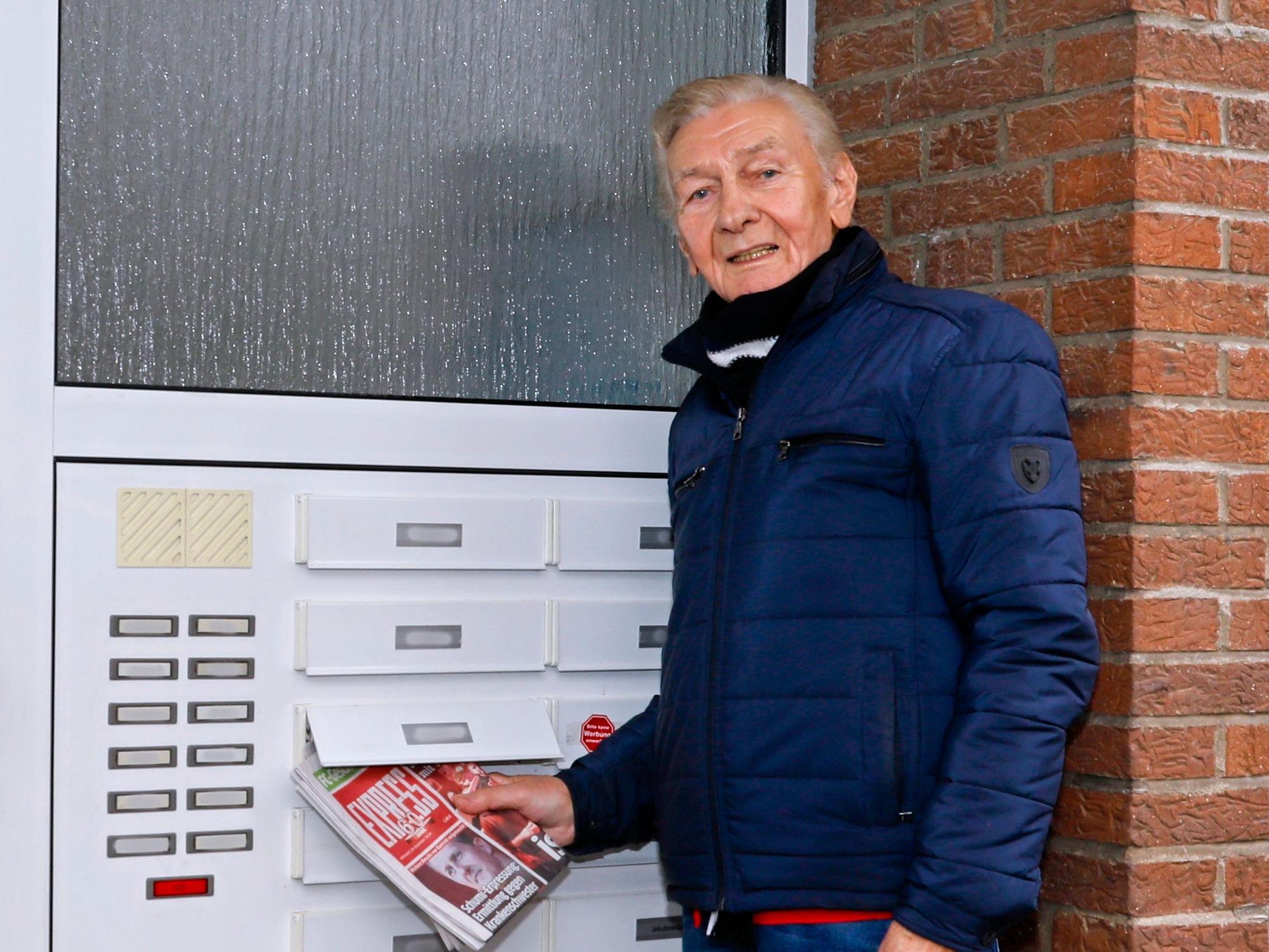 Marian Opala am Briefkasten.