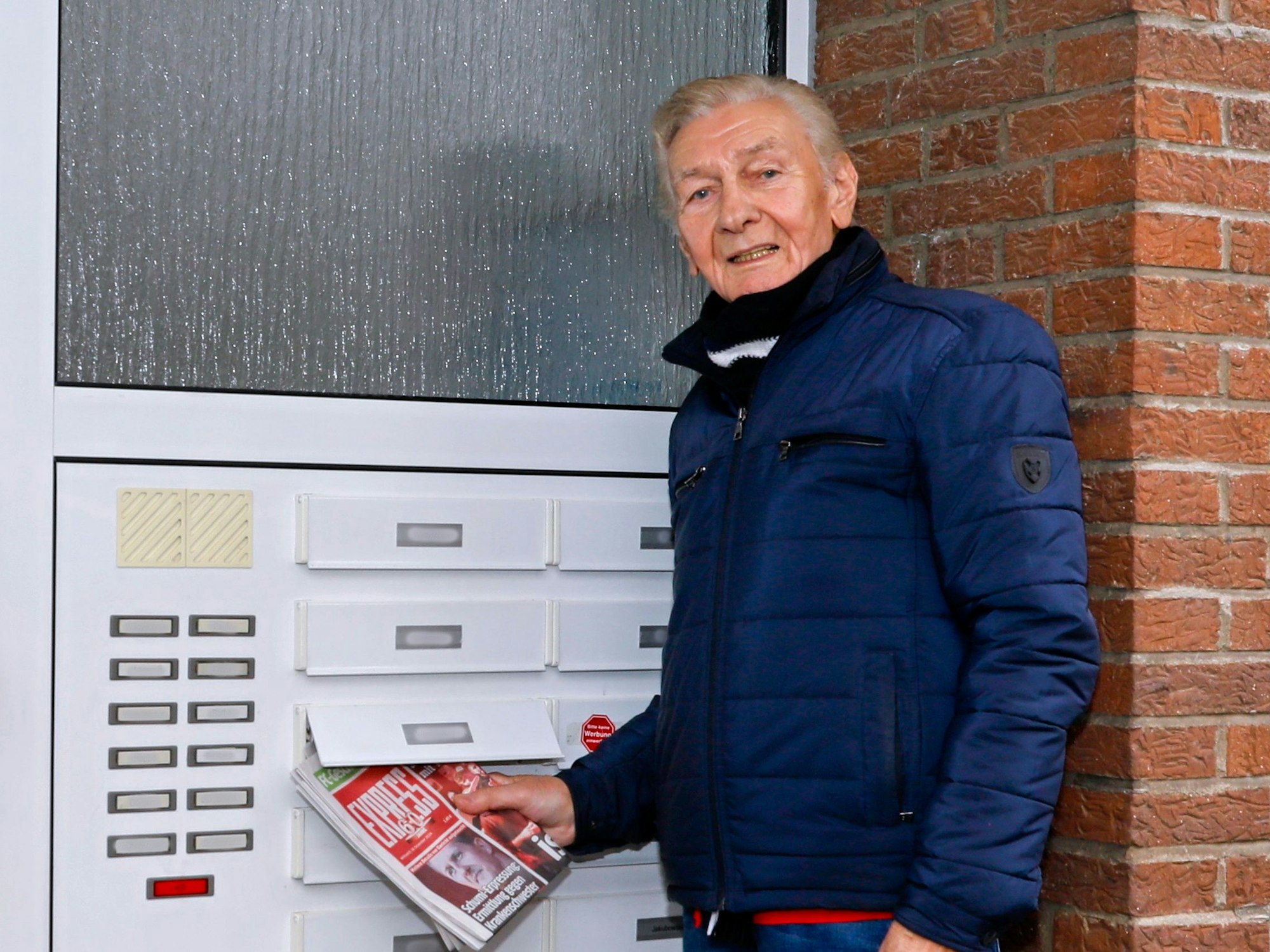 Marian Opala am Briefkasten.
