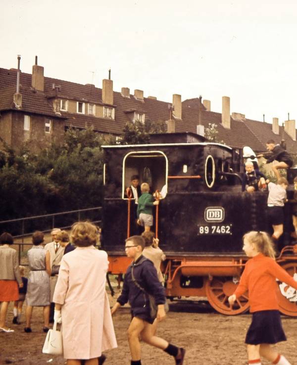 Viele Kinder spielen auf der alten Lokomotive, die über Jahrzehnte im Kölner Zoo stand.
