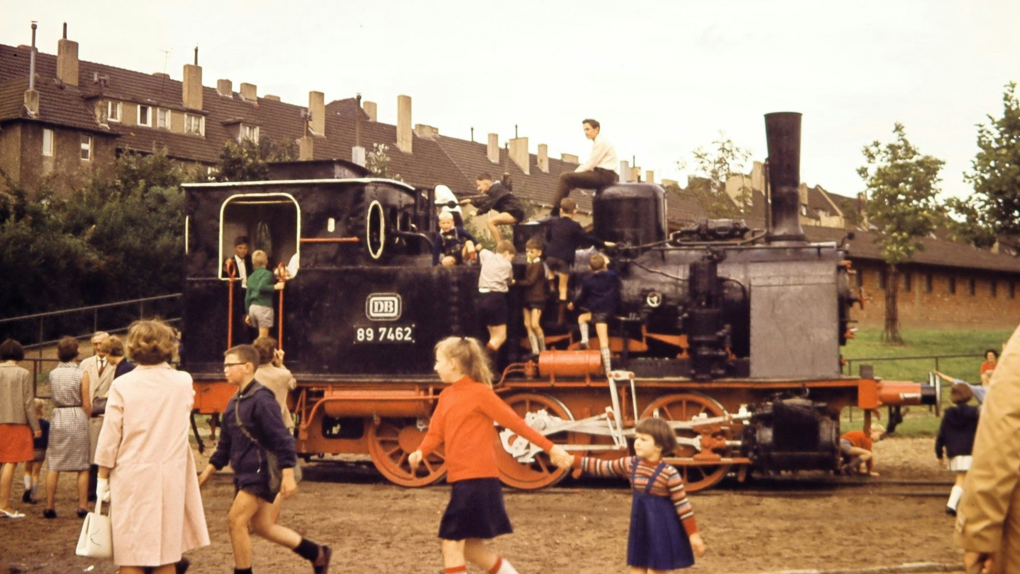 Viele Kinder spielen auf der alten Lokomotive, die über Jahrzehnte im Kölner Zoo stand.