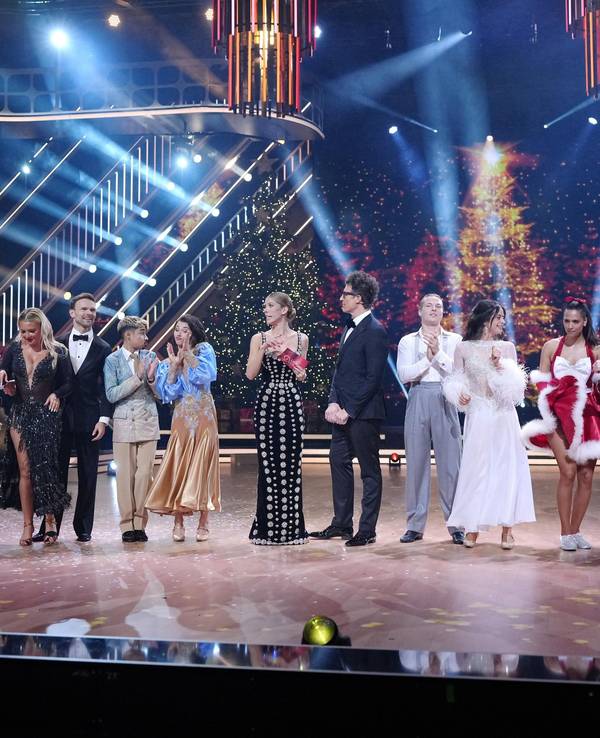 Moderatorin Victoria Swarovski und Moderator Daniel Hartwich mit den Tänzerinnen und Tänzern der Weihnachtsshow. (v.l.) Zsolt Sándor Cseke & Julia Beautx, Evelyn Burdecki & Vadim Garbuzov, Tony Bauer & Anastasia Stan, Victoria Swarwovski, Daniel Hartwich, Gabriel Kelly & Malika Dzumaev, Amira Aly & Valentin Lusin, René Casselly & Kathrin Menzinger