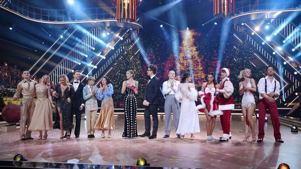 Moderatorin Victoria Swarovski und Moderator Daniel Hartwich mit den Tänzerinnen und Tänzern der Weihnachtsshow. (v.l.) Zsolt Sándor Cseke & Julia Beautx, Evelyn Burdecki & Vadim Garbuzov, Tony Bauer & Anastasia Stan, Victoria Swarwovski, Daniel Hartwich, Gabriel Kelly & Malika Dzumaev, Amira Aly & Valentin Lusin, René Casselly & Kathrin Menzinger