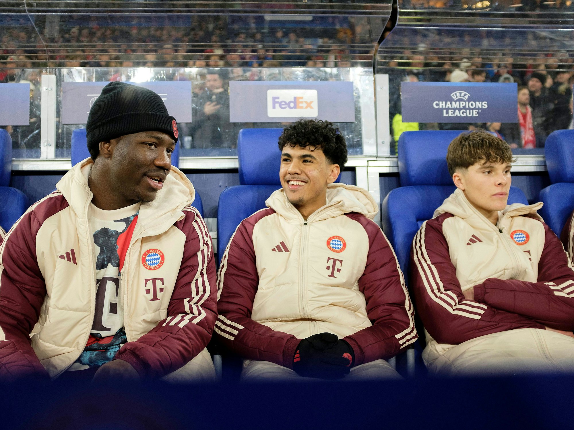 Nestory Irankunda sitzt neben Adam Aznou und Leon Klanac.