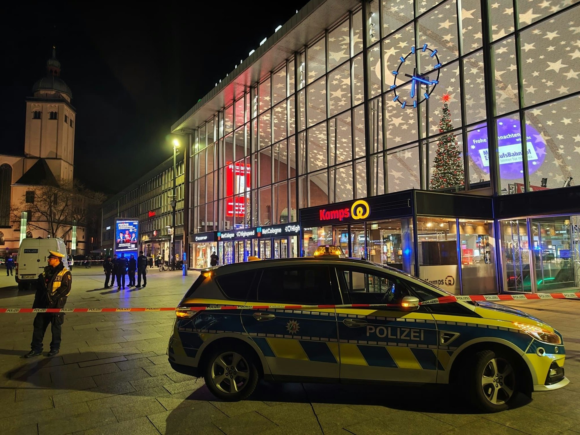 Die Polizei hat den Kölner Hauptbahnhof abgesperrt.