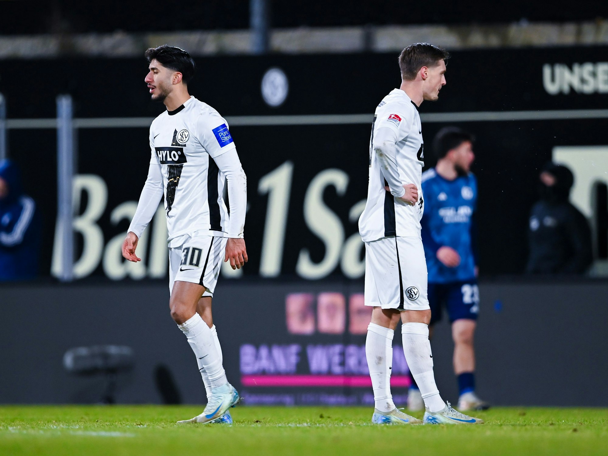 Die Elversberger Carlo Sickinger (r.) und Muhammed Damar stehen enttäuscht auf dem Platz.