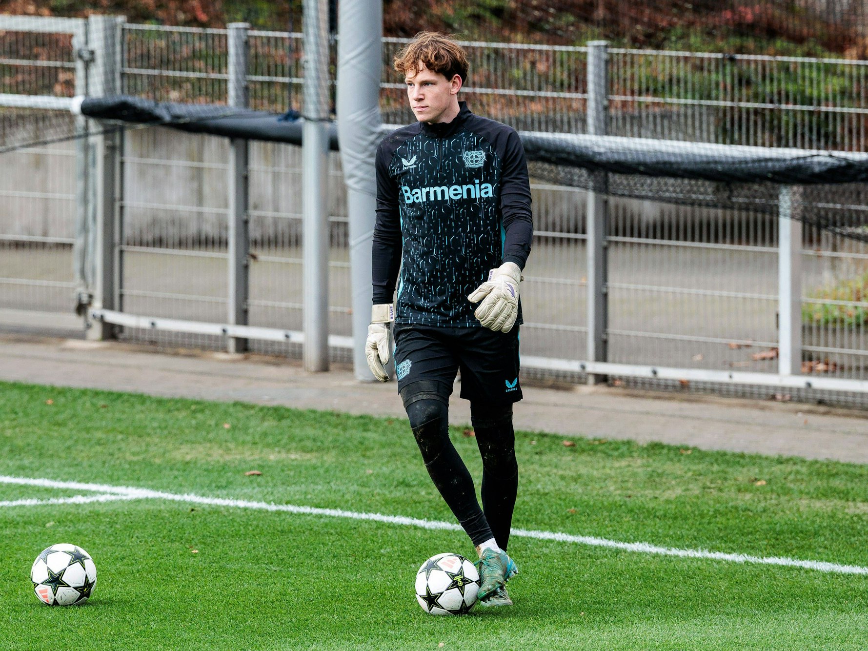 Oleksandr Petrenko beim Training von Bayer Leverkusen am Ball.