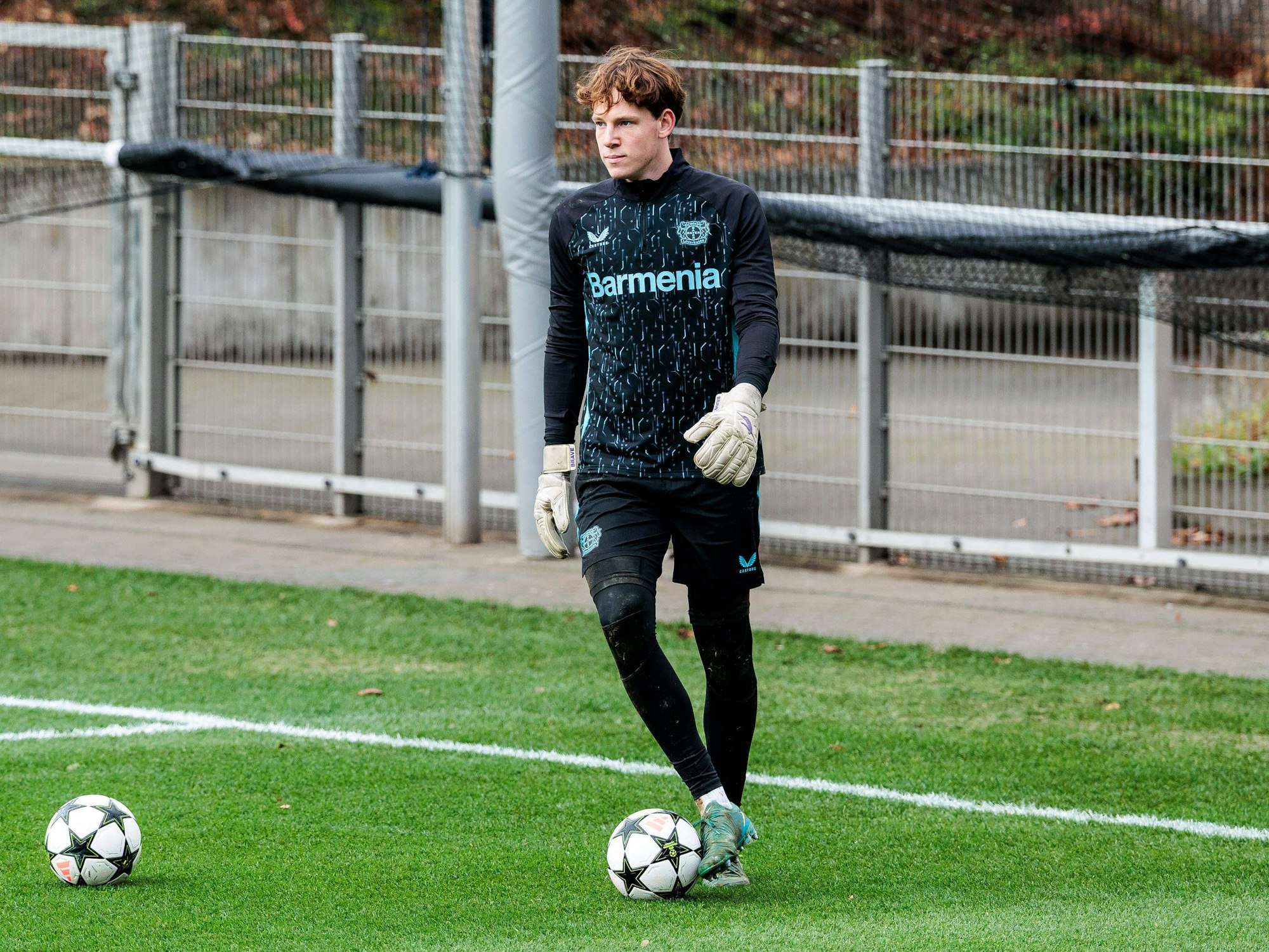 Oleksandr Petrenko beim Training von Bayer Leverkusen am Ball.