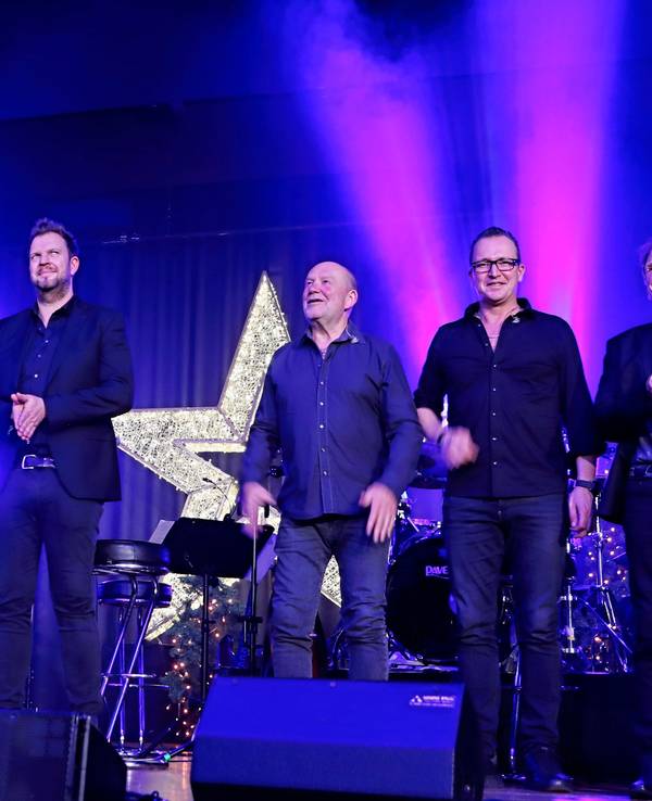 Die Band Paveier steht auf einer Bühne.