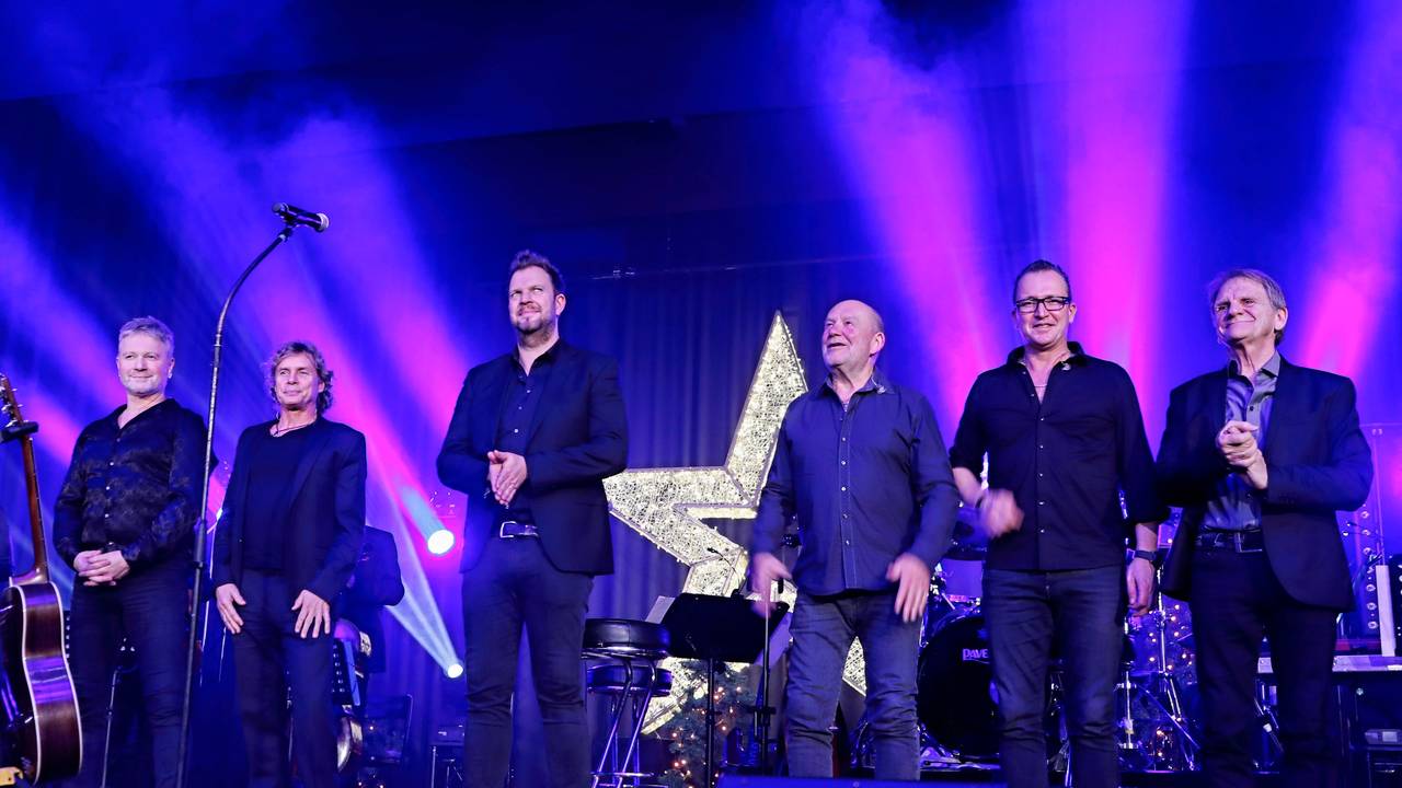 Die Band Paveier steht auf einer Bühne.