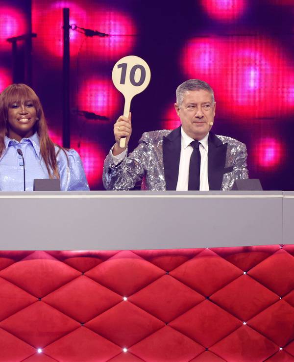 Die Jury-Mitglieder Jorge González, Motsi Mabuse und Joachim Llambi zeigen im November 2024 bei der „Let’s Dance“ Live-Tour die Höchstpunktzahl.