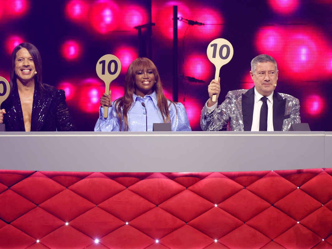Die Jury-Mitglieder Jorge González, Motsi Mabuse und Joachim Llambi zeigen im November 2024 bei der „Let’s Dance“ Live-Tour die Höchstpunktzahl.
