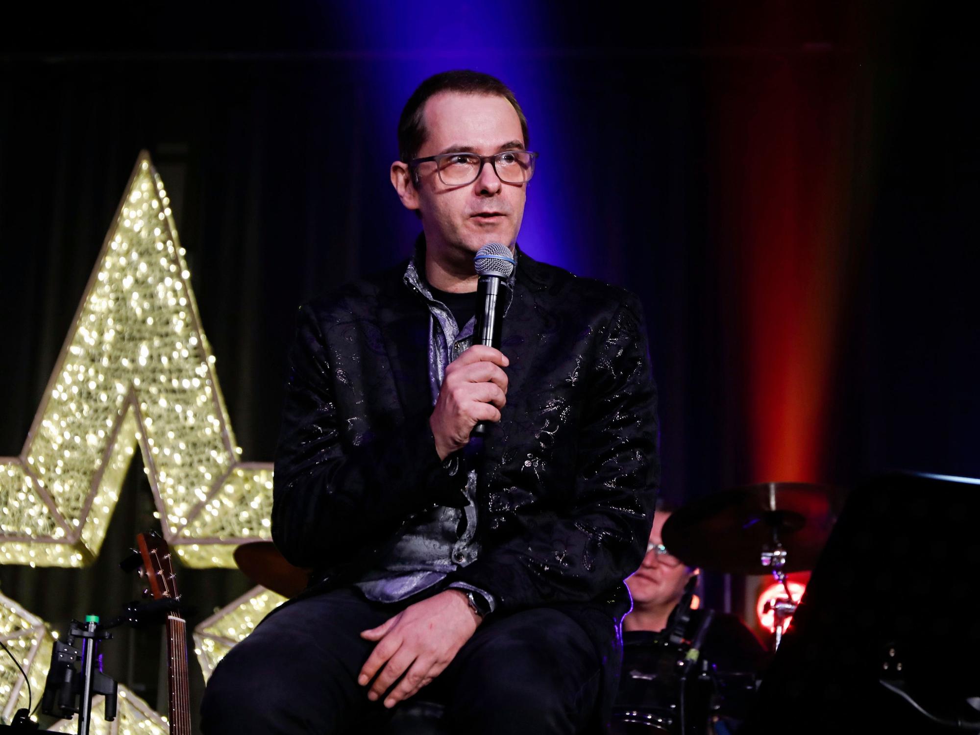 Marc Metzger bei einem Auftritt in Köln auf der Bühne.