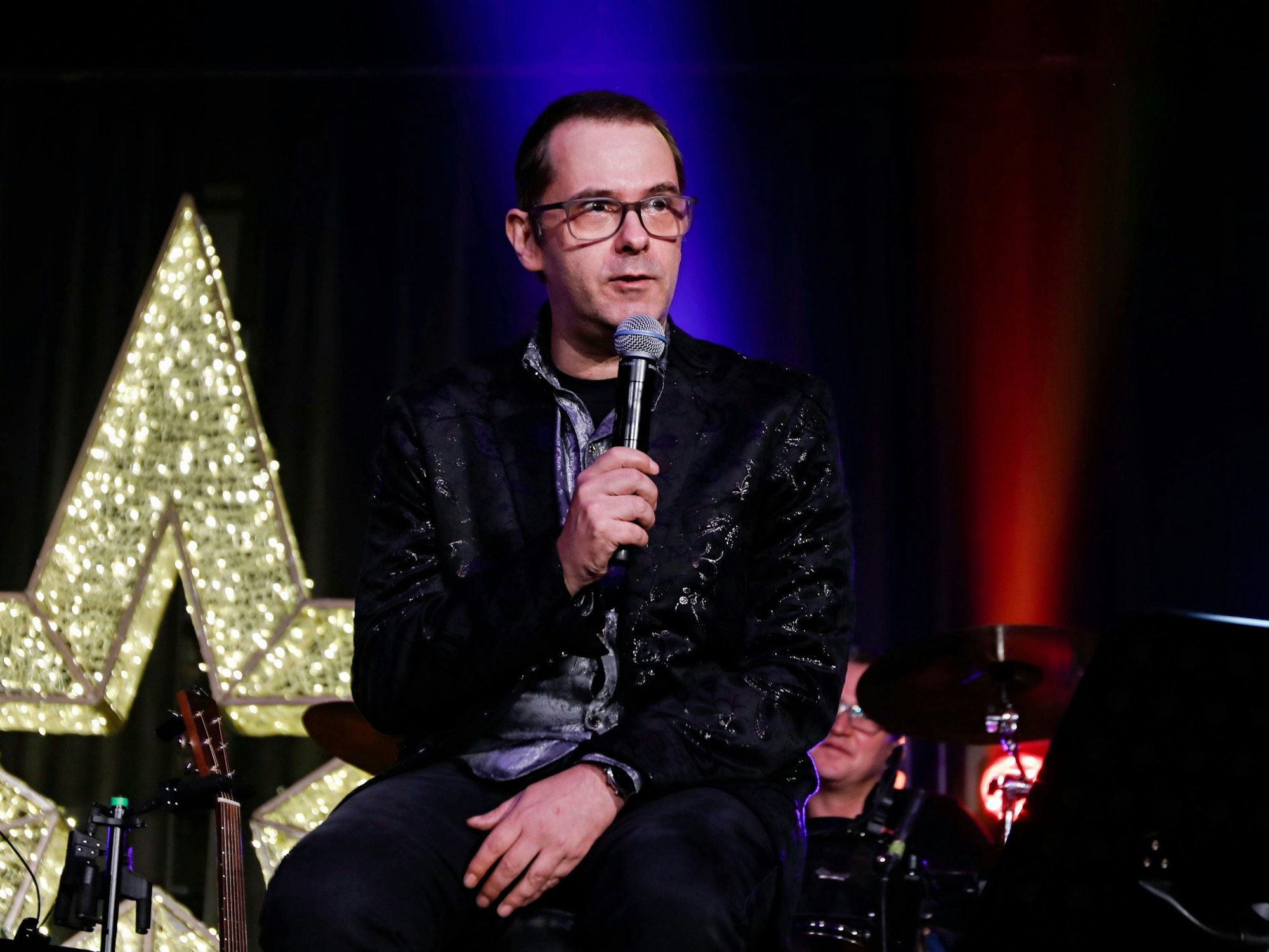 Marc Metzger bei einem Auftritt in Köln auf der Bühne.