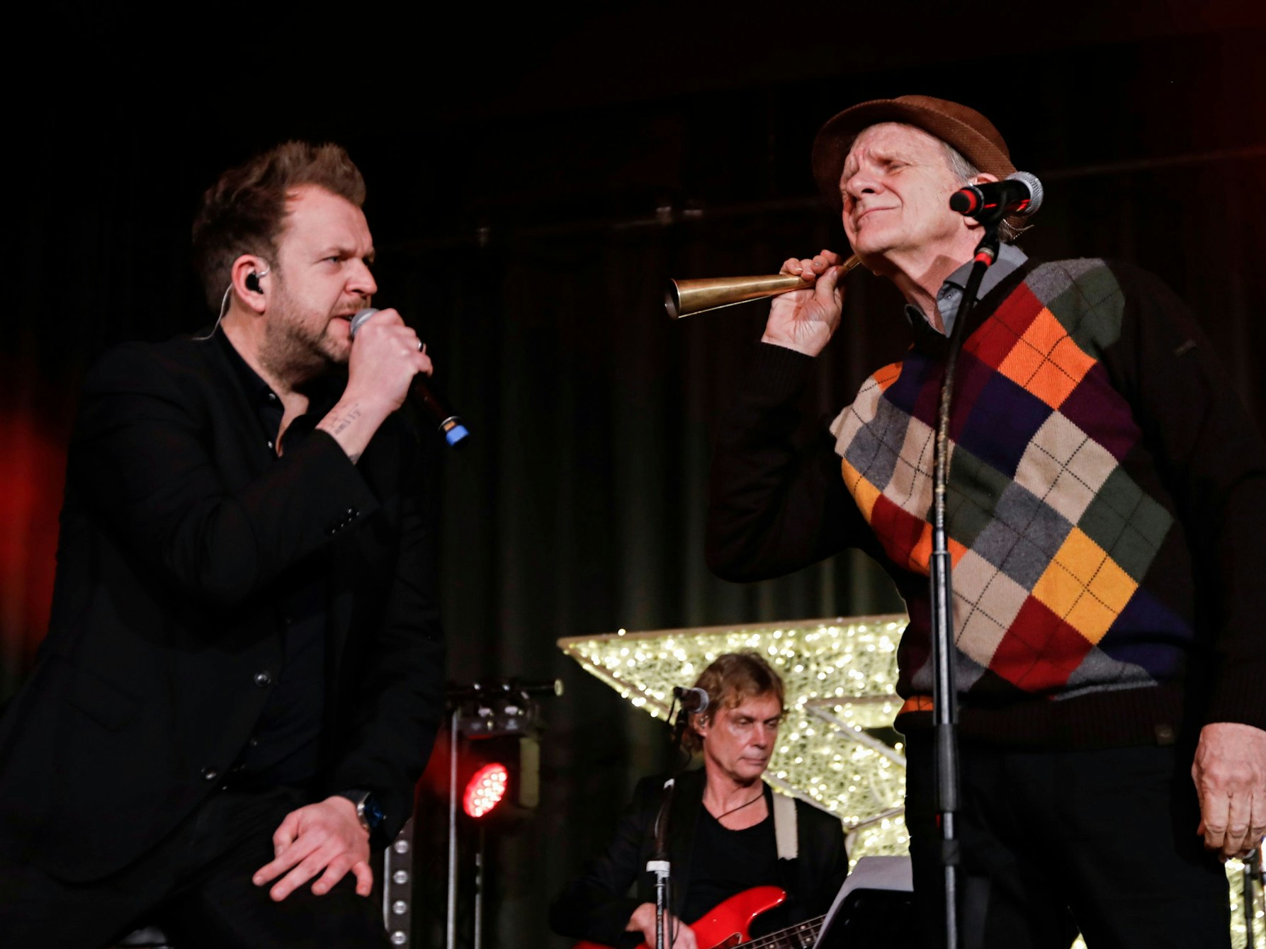 Zwei Männer singen auf einer Bühne