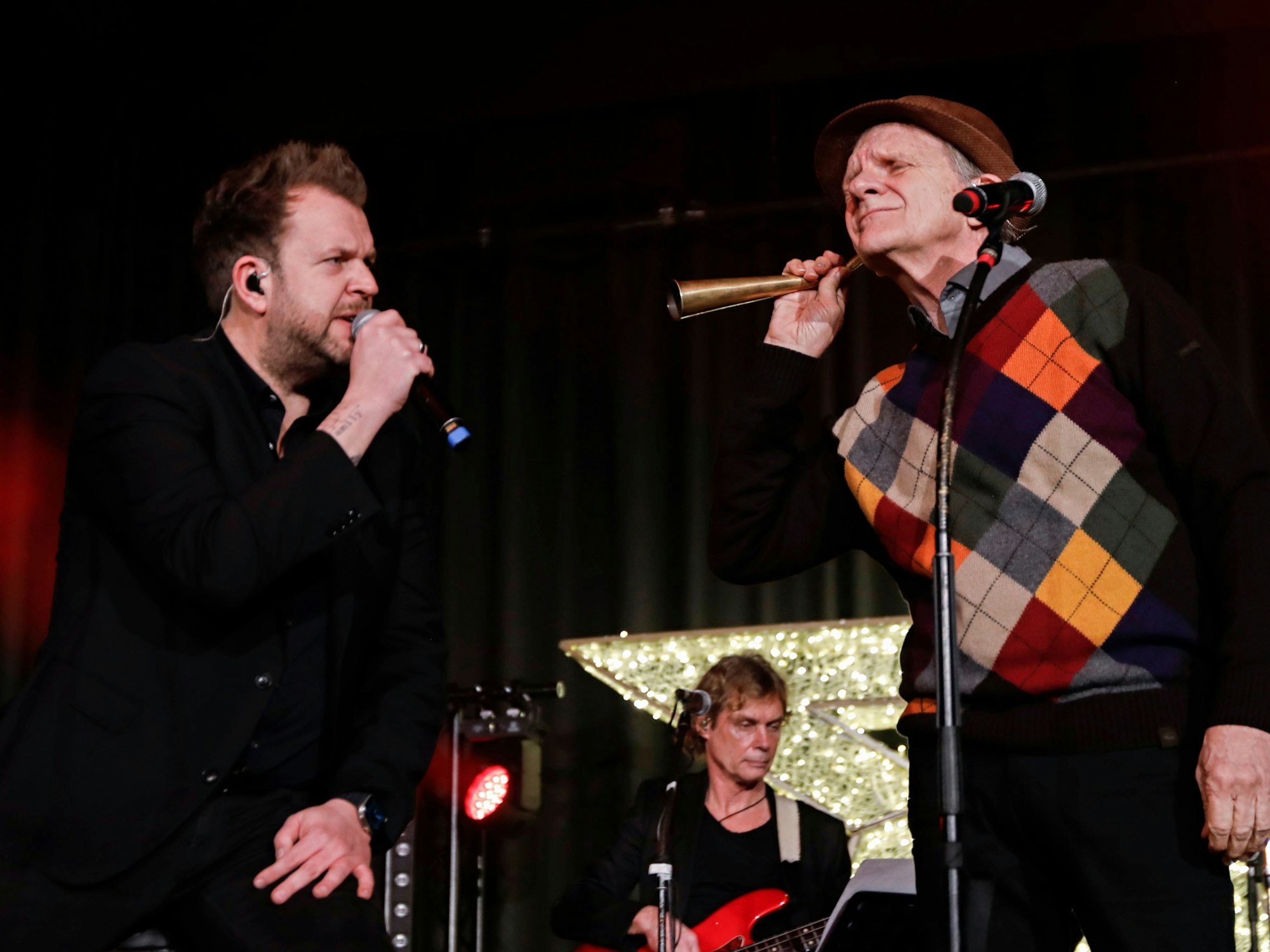 Zwei Männer singen auf einer Bühne