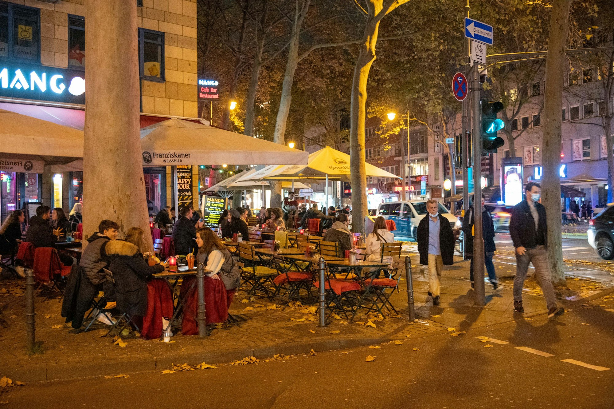 Einige Menschen nutzen die letzte Gelegenheit im Biergarten zu sitzen auf dem Kölner Hohenzollernring