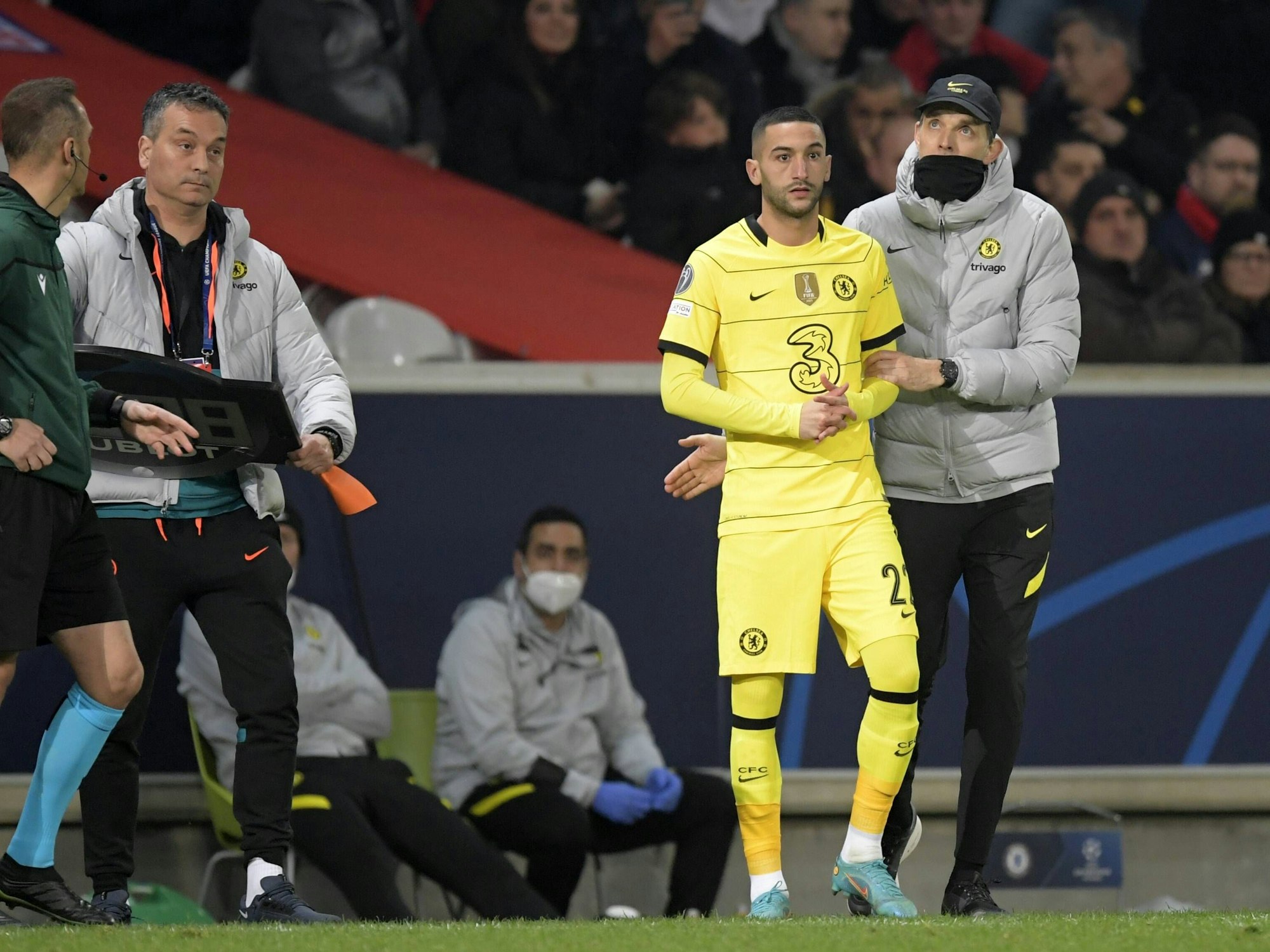 Hakim Ziyech vor seiner Einwechslung im Champions League Spiel gegen Lille.