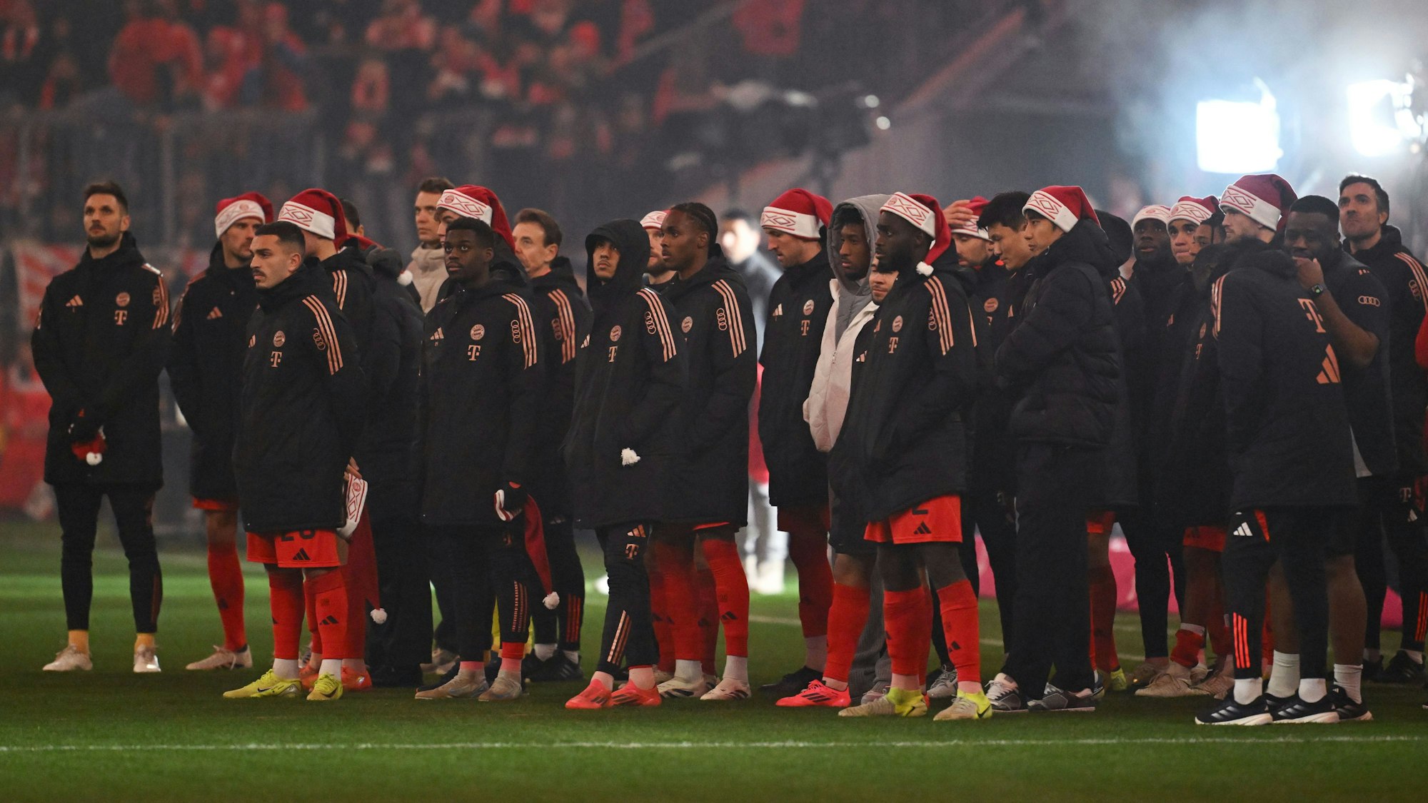 Münchens Spieler legen nach dem Spiel eine Schweigeminute nach dem tödlichen Anschlag auf dem Weihnachtsmarkt in Magdeburg ein.