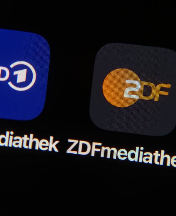 Die Apps der Mediatheken von ARD und ZDF sind auf einem Smartphone zu sehen.