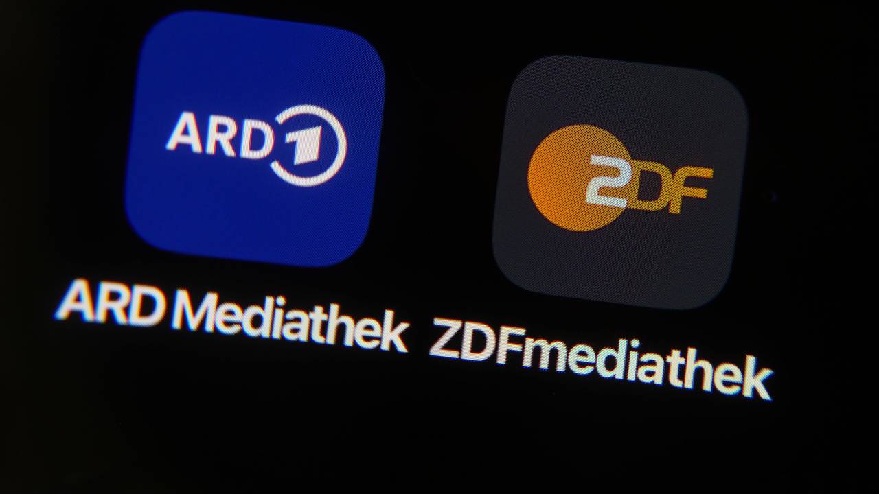 Die Apps der Mediatheken von ARD und ZDF sind auf einem Smartphone zu sehen.