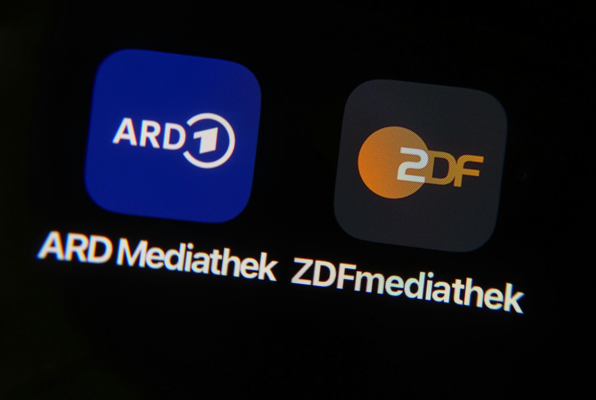 Die Apps der Mediatheken von ARD und ZDF sind auf einem Smartphone zu sehen.