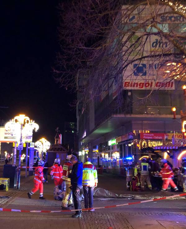 Einsatzkräfte von Rettungsdiensten und Feuerwehr sind im Einsatz auf dem Weihnachtsmarkt in Magdeburg. Auf dem Weihnachtsmarkt in Magdeburg ist ein Autofahrer in eine Menschengruppe gefahren.